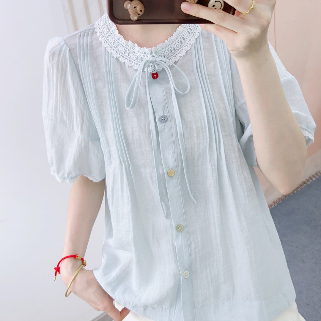 Dame Legende designet bluse med spidsekrave og dekorative knapper Stilla