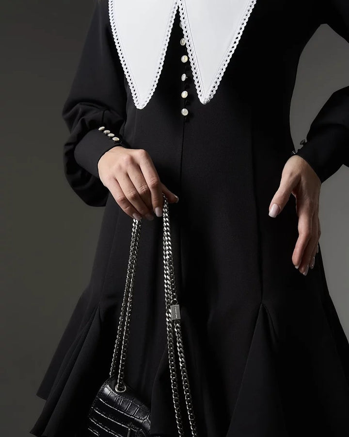 Dame minikjole med voluminøs krave og elegante knapdetaljer Stilla