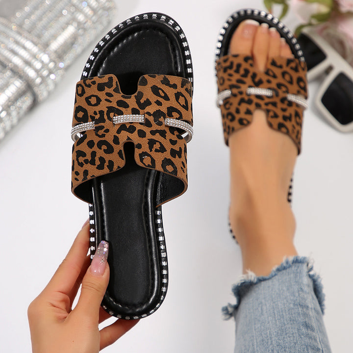 Dame pantofler med moderigtigt leopardmønster og elegante rhinestones Stilla