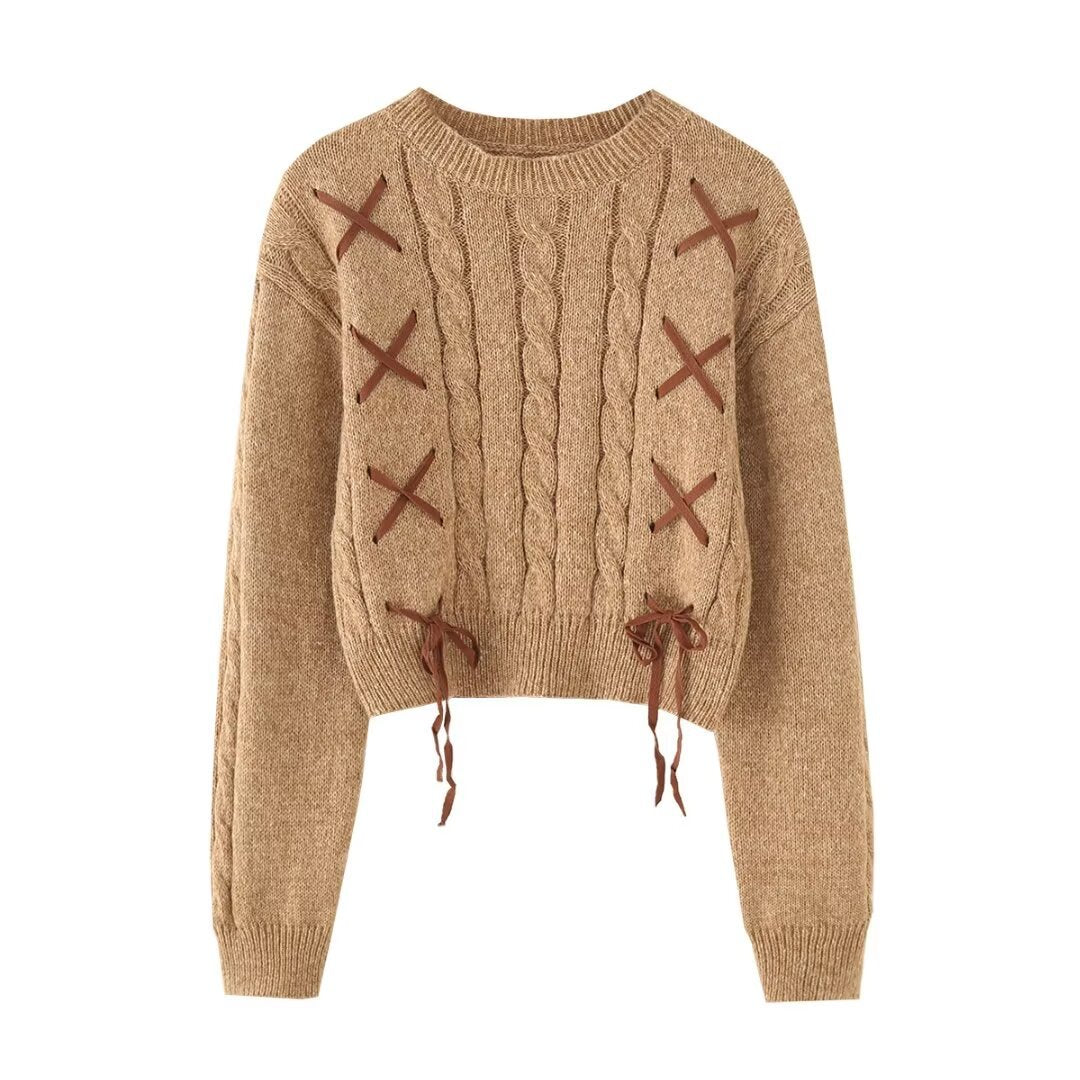 Dame moderigtig strikpullover med raffinerede snøre detaljer og afslappet snit Stilla