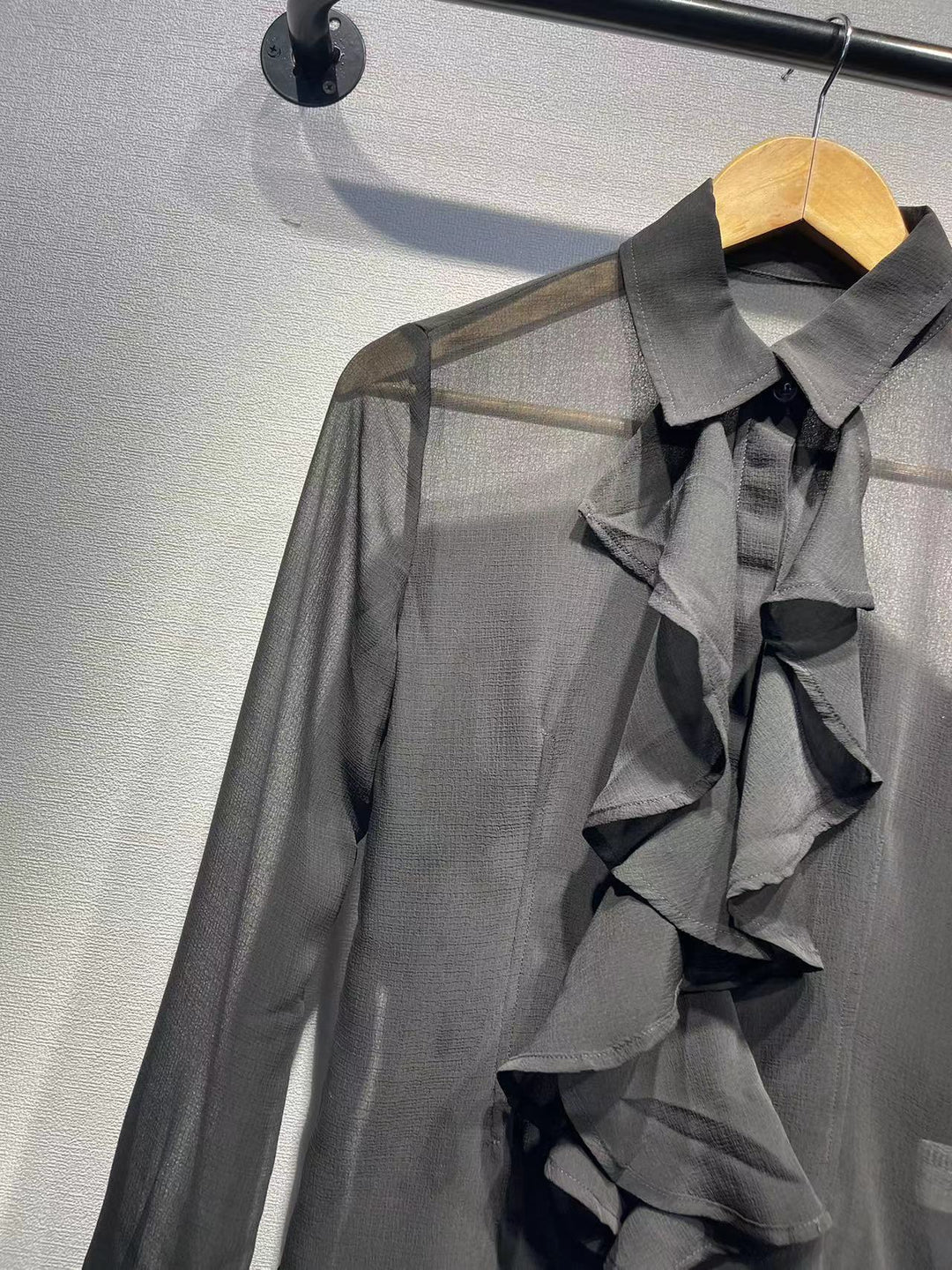 Damebluse med voluminøse flæsedetaljer i sart chiffon Stilla