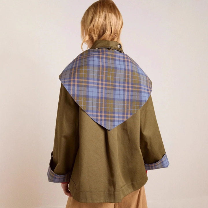 Kvinders fashionable trenchcoat med karakteristisk krave og praktiske lommer Stilla