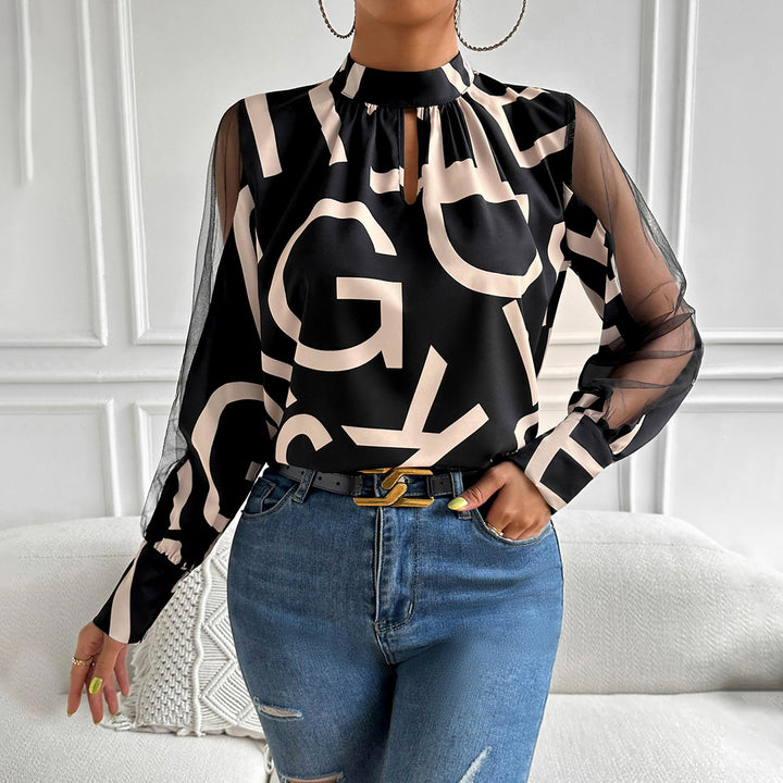 Damebluse med transparente ærmer og kreativ mønsterblanding Stilla