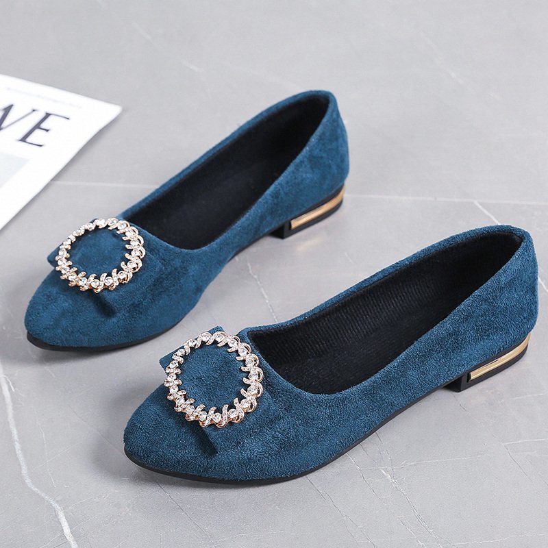Dame nan elegante Veloursoptik-Ballerinas med dekorativ smykkebrosche og lille blokhæl Skovae