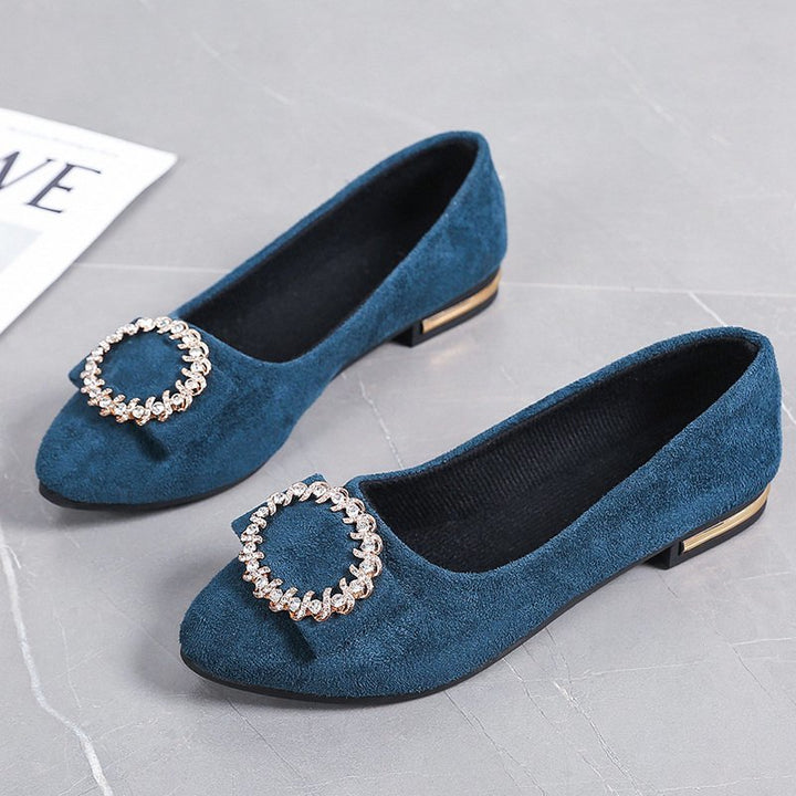 Dame nan elegante Veloursoptik-Ballerinas med dekorativ smykkebrosche og lille blokhæl Skovae