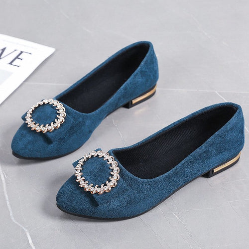 Dame nan elegante Veloursoptik-Ballerinas med dekorativ smykkebrosche og lille blokhæl Skovae