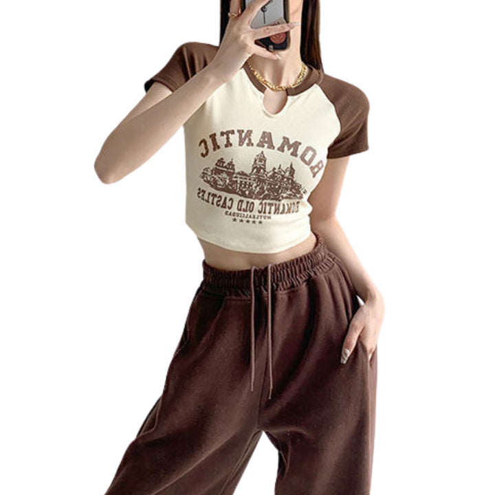 Dame cropped T-shirt med unik udskæring og festligt grafisk design Skovae