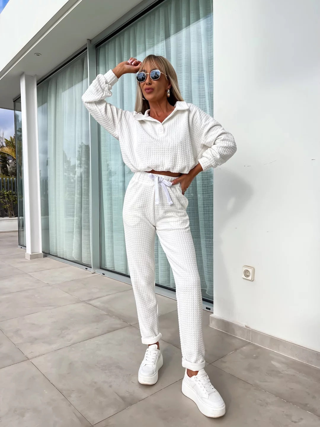 Kvindernes fritidssæt med cropped top og komfortable bukser Skovae