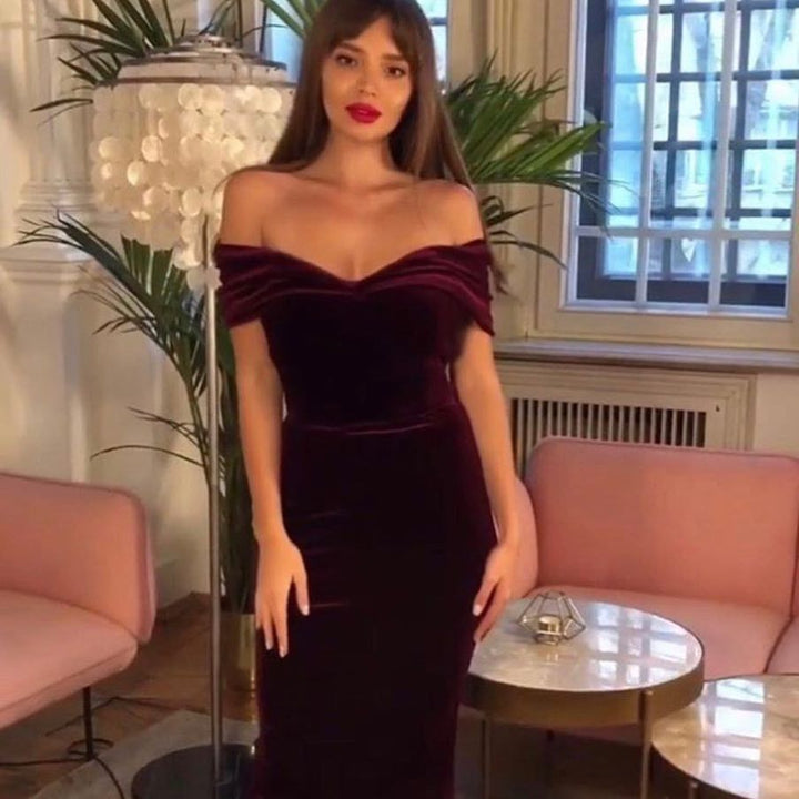 Dame figursyet velourkjole med off-shoulder design og elegant pasform Stilla