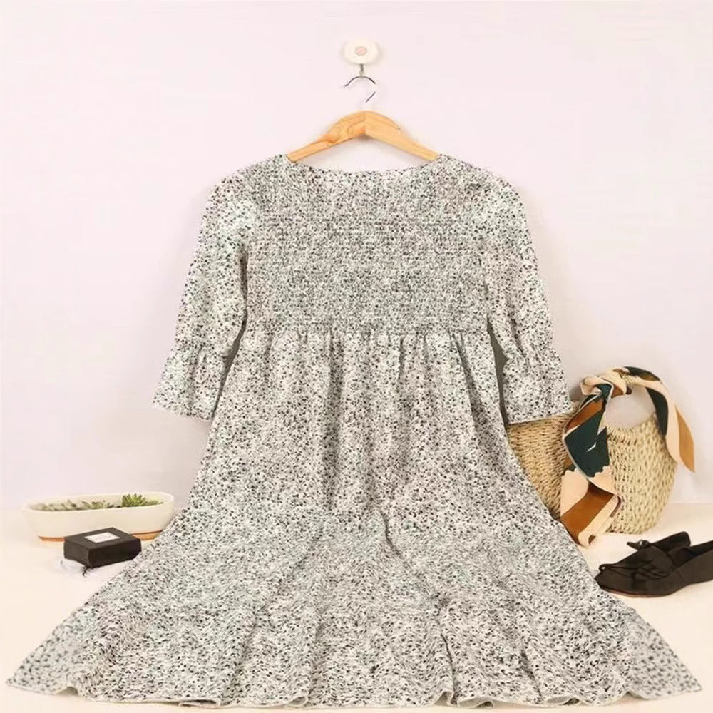 Damer nan lockerfaldende Babydoll-midikjole med rynket underbust, overlappende trekvartærmer og fint blomsterprint Skovae