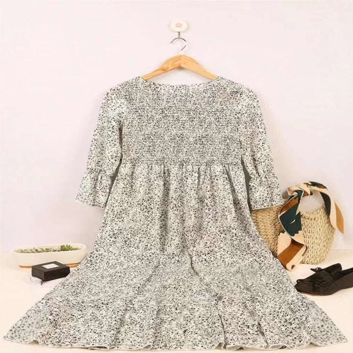 Damer nan lockerfaldende Babydoll-midikjole med rynket underbust, overlappende trekvartærmer og fint blomsterprint Skovae