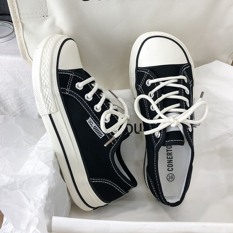 Dame Sneakers i en afslappet retro-look med kontrasterende snørebånd og opbøjelig gummisål Stilla