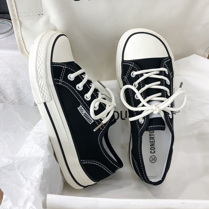 Dame Sneakers i en afslappet retro-look med kontrasterende snørebånd og opbøjelig gummisål Stilla