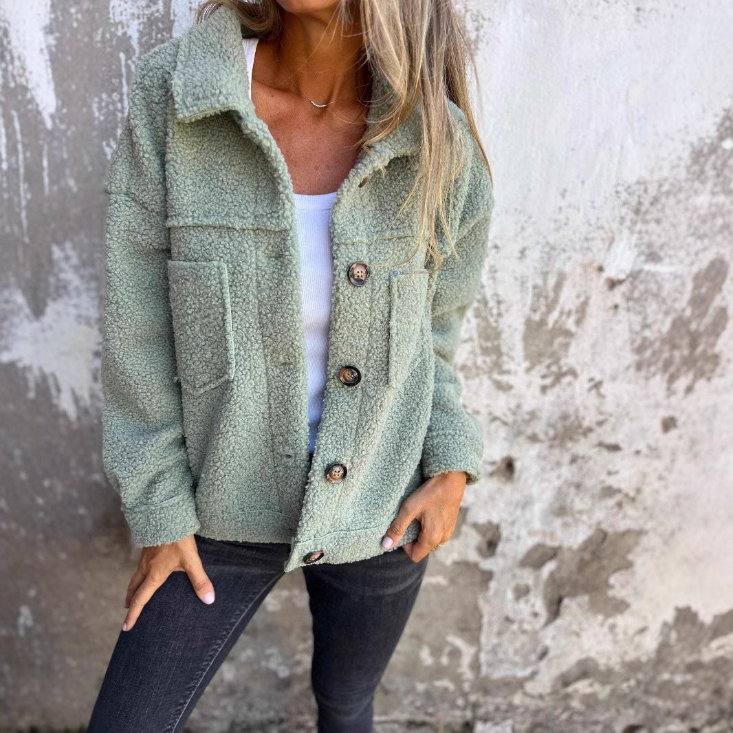 Dame fleecejakke med praktiske brystlommer og trendy knapliste Stilla