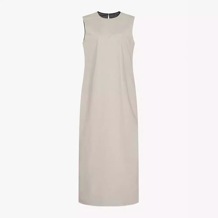 Dame maxikjole med minimalistisk silhuet og elegante sideslag Stilla