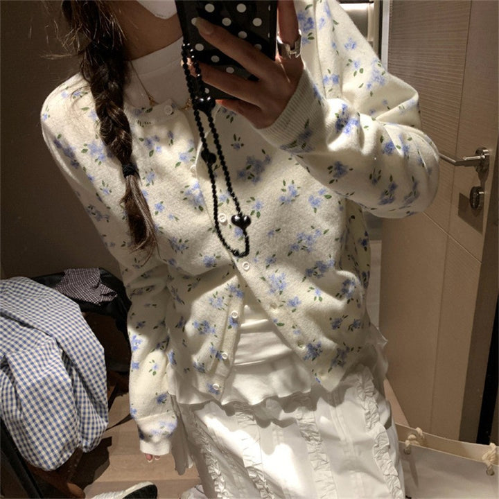 Kvinders cardigan med blomsterdetaljer og knaplukning Stilla