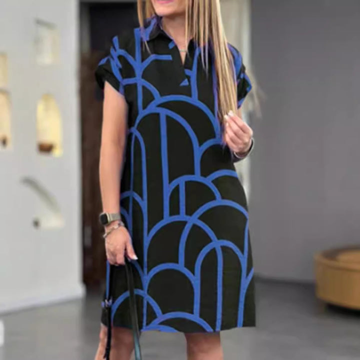 Dame kortærmet kjole med moderne grafisk mønster og elegant krave Stilla