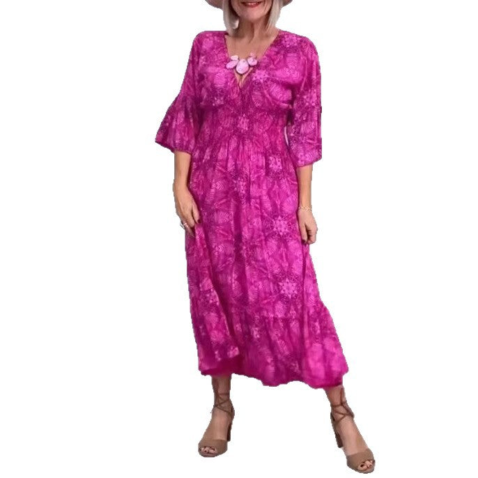 Dame i flydende kaftan-midi kjole med v-hals, løs silhuet, lagdelt nederdel og trekvartærmer Skovae