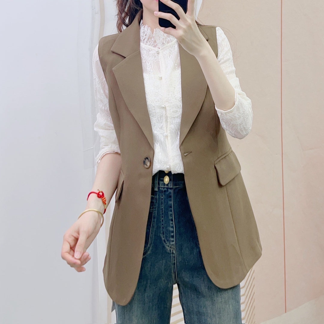 Damevest i elegant blazer-stil med praktiske lommer og særpræget snit Stilla