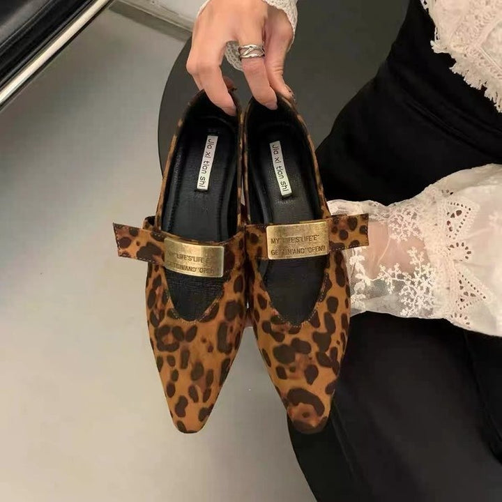 Kvinder spidse luksus slippers med detaljeret metallisk accent Stilla