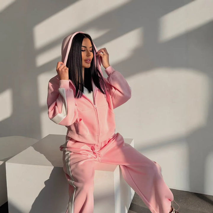 Kvinders sporty fritids sæt med moderne hoodie og komfortable joggers Skovae