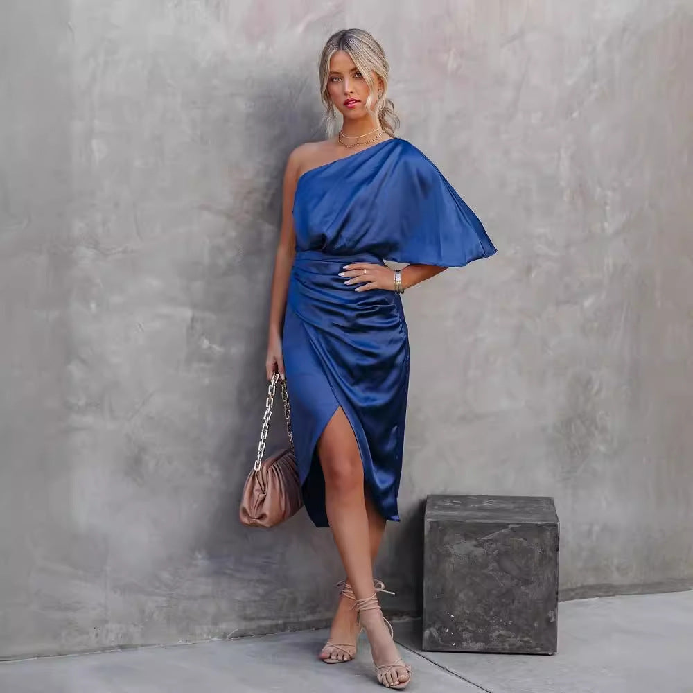 Dame satin aftenkjole med asymmetrisk design og raffinerede flæser Skovae