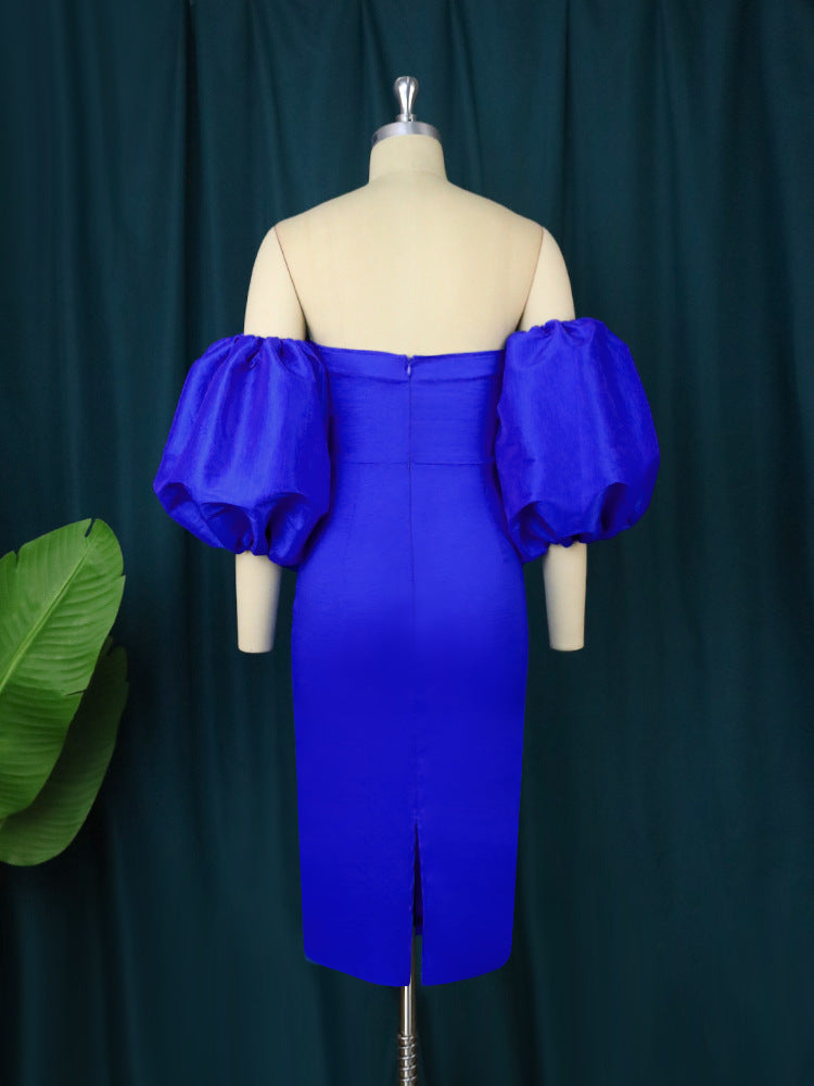 Dame tætsiddende kjole med off-shoulder design og rummelige puffærmer Skovae