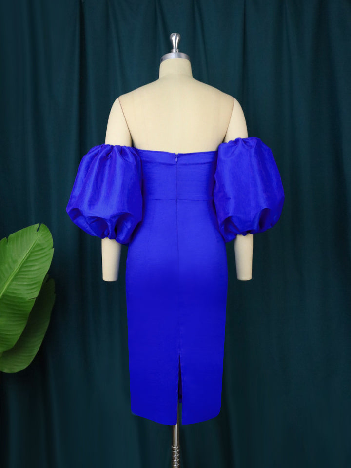 Dame tætsiddende kjole med off-shoulder design og rummelige puffærmer Skovae