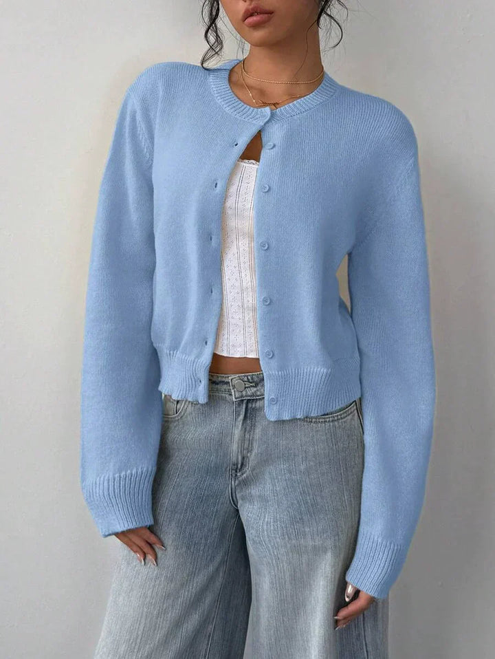 Stilla | Strikjakke Pullover Blød Strikstof Cropped Fit Knap Front Ribkant