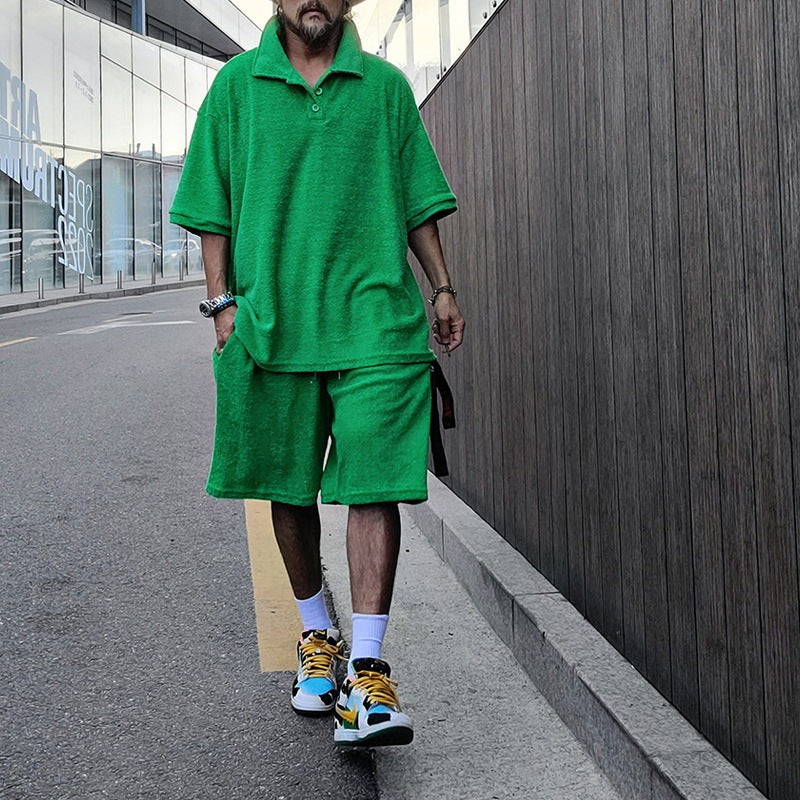 Herrer nan urban bred fritids-sæt med Henley-krave, forlænget bredt skåret skjorte og knælange jersey-shorts Skovae