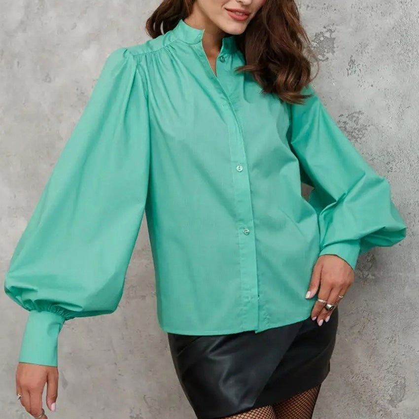 Damebluse med voluminøse ærmer og klassisk ståkrave Stilla