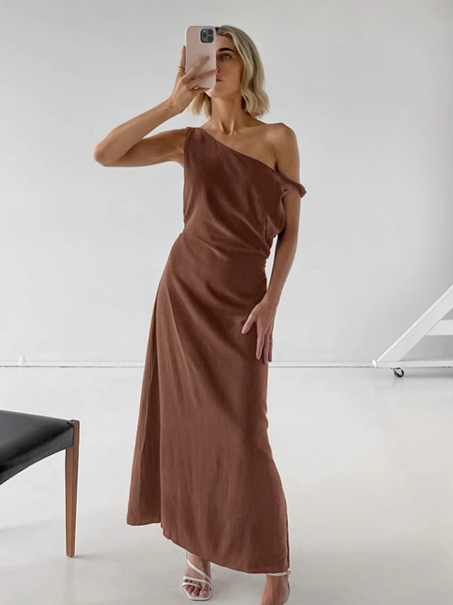 Dame maxikjole med asymmetrisk snit og elegant draperingsdesign Stilla