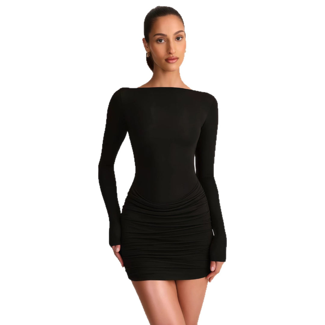 Kvindernes figur-fremhævende mini kjole med off-shoulder design og elegant drapering Skovae