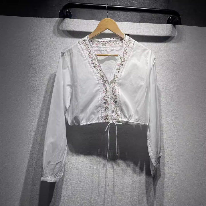 Damebluse med fin spidsbesætning og dekorative flæsedetaljer Stilla