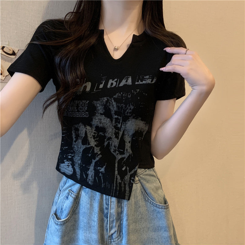 Dame Crop V-Udskæring Grafik T-Shirt med unik tryk Stilla