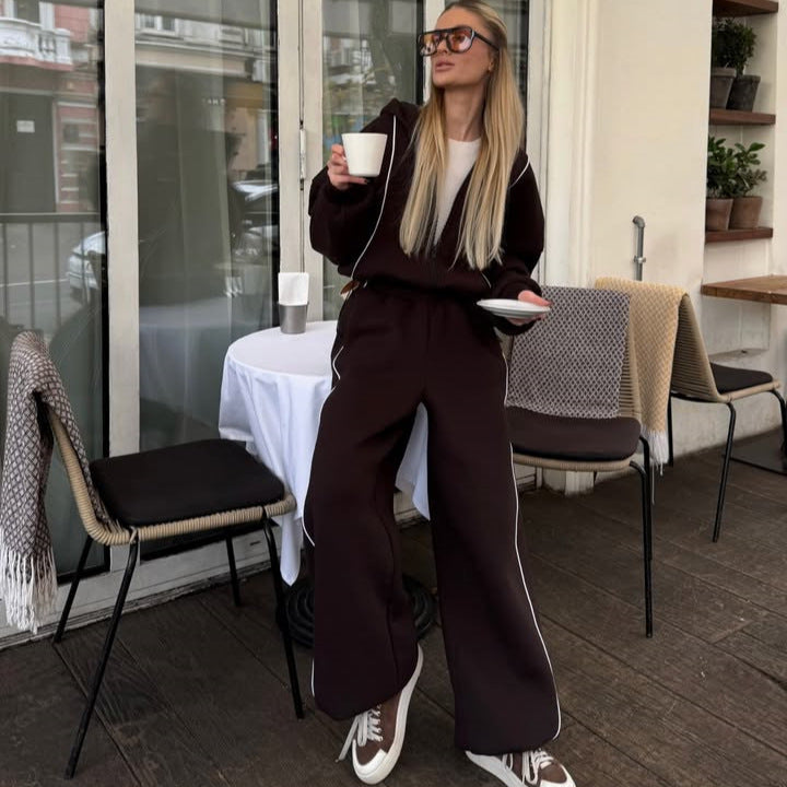 Kvinders sporty fritidsoutfit med løs pasform og kontrastdetaljer Skovae