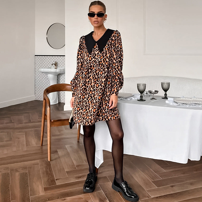 Damekjole med leopardmønster og elegant krave Stilla