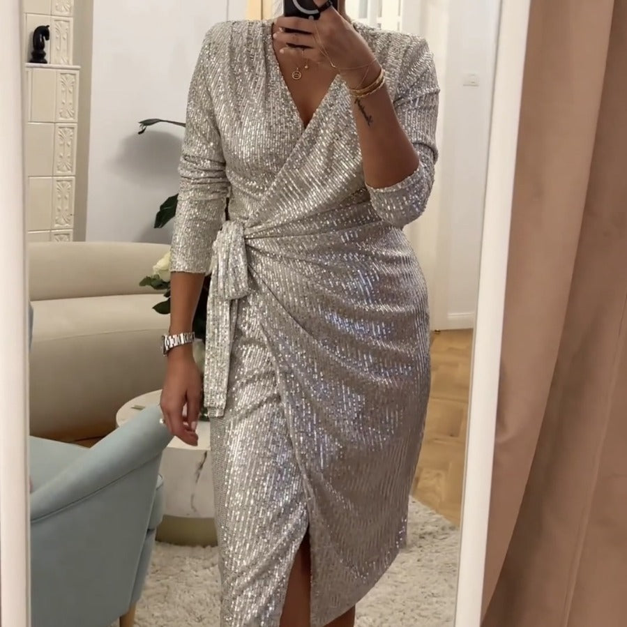 Dame glamourøst pailletkjole med wrapped-effekt og lange ærmer Skovae