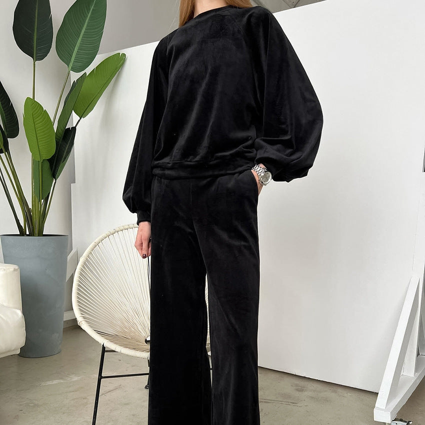 Dame hyggeligt loungewear-sæt med løstsiddende top og komfortable bukser Stilla