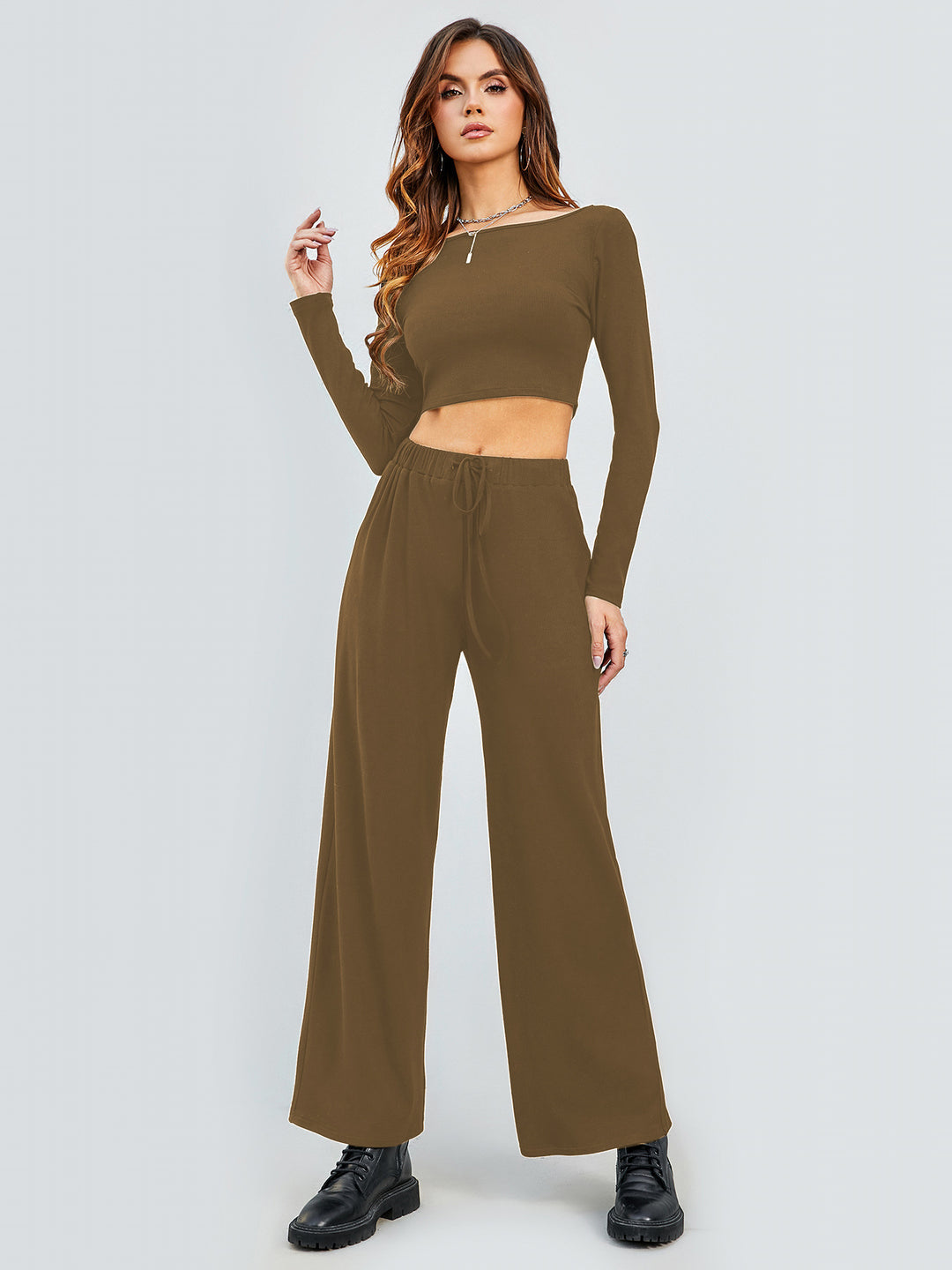 Dame afslappet to-delt sæt med cropped top og brede bukser Stilla