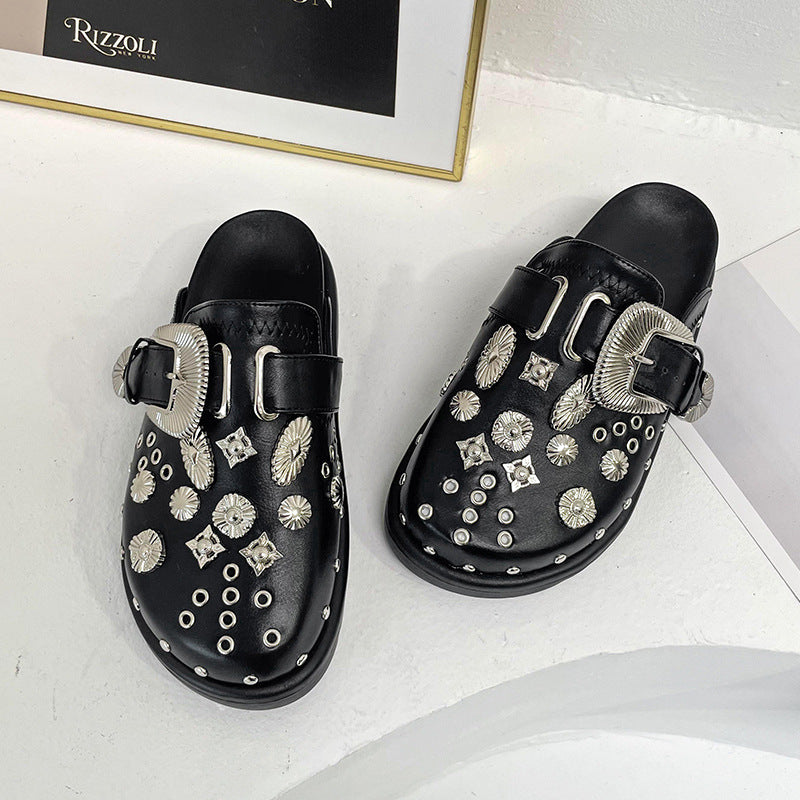 Dame nan dekorerede slip-on clogs med metalliske conchos, stor pynteklips og ergonomisk fodseng Skovae
