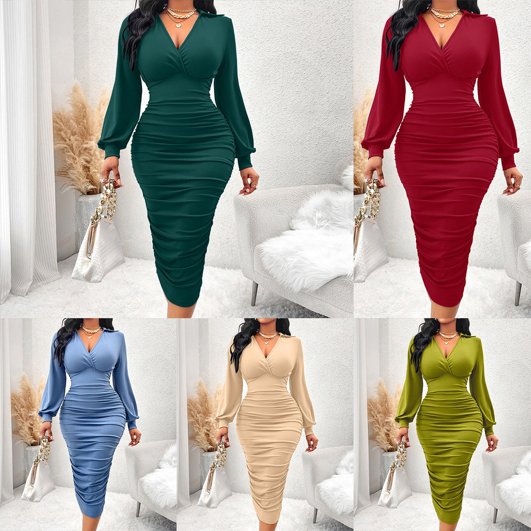 Dame figursyet midi-kjole med elegant drapering og dyb v-udskæring Stilla