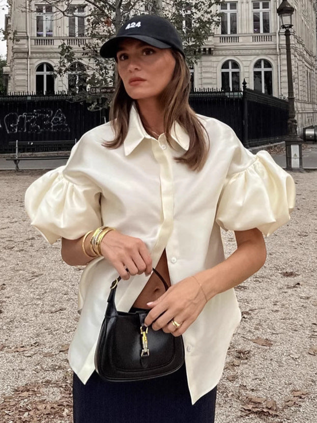 Damebluse med voluminøse puffærmer og elegant krave Stilla