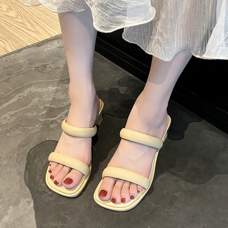 Dame slippers med elegant blokhæl og komfortabel remdesign Stilla