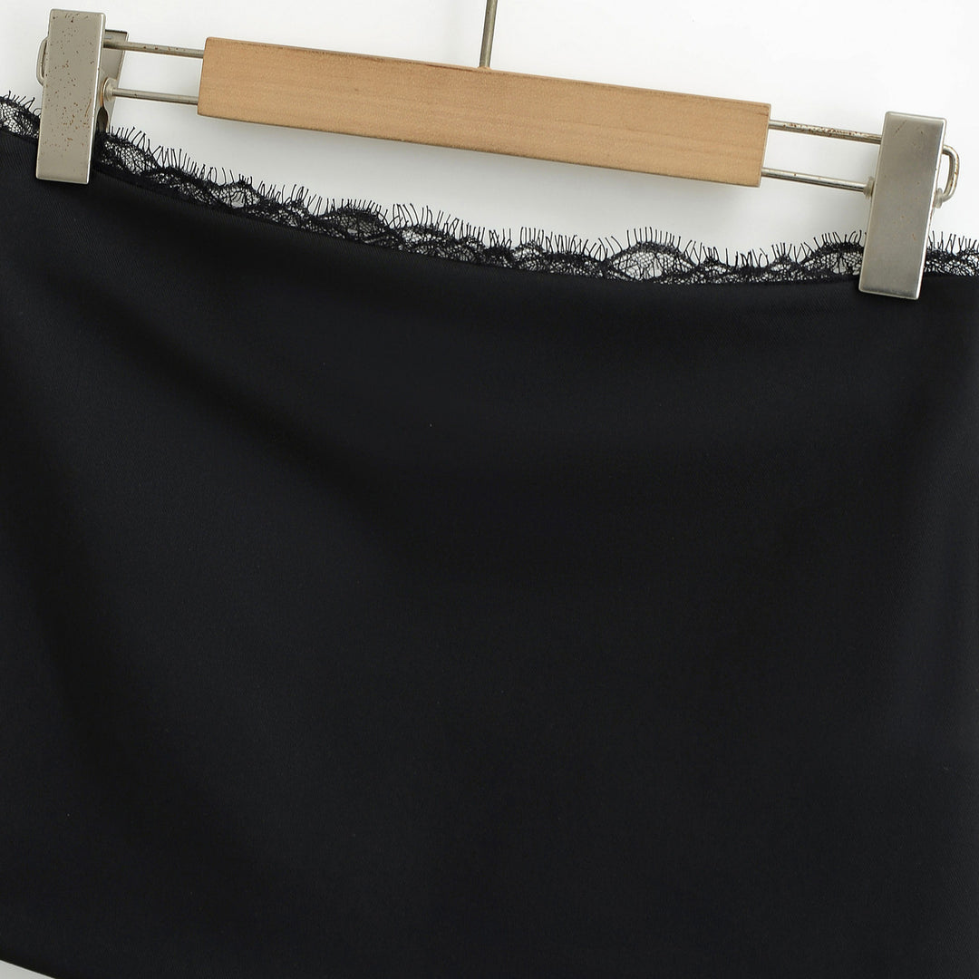 Dame elegant minikjole med sart spidsending og tætsiddende design Stilla