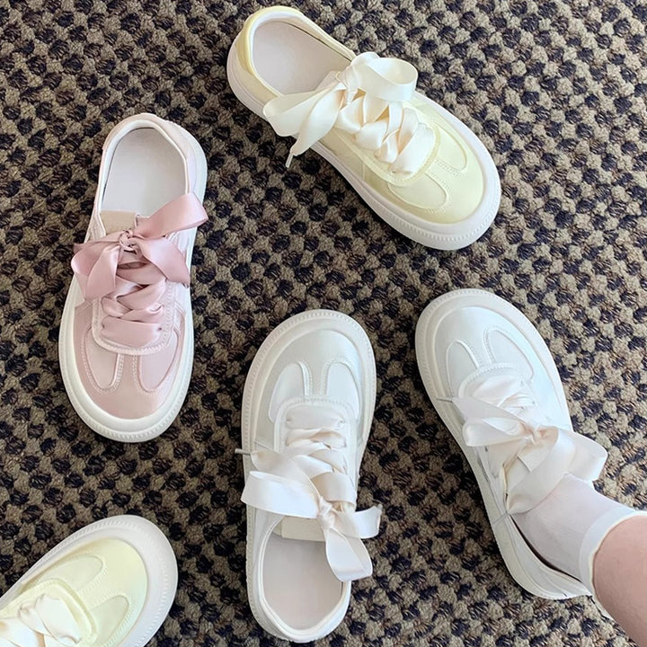 Dame sneakers med elegant satinrem og komfortabel sål Stilla