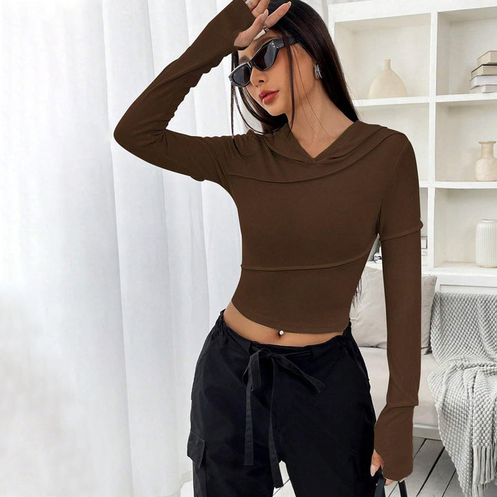 Kvinders cropped top med elegant hætte-design og lange ærmer Stilla