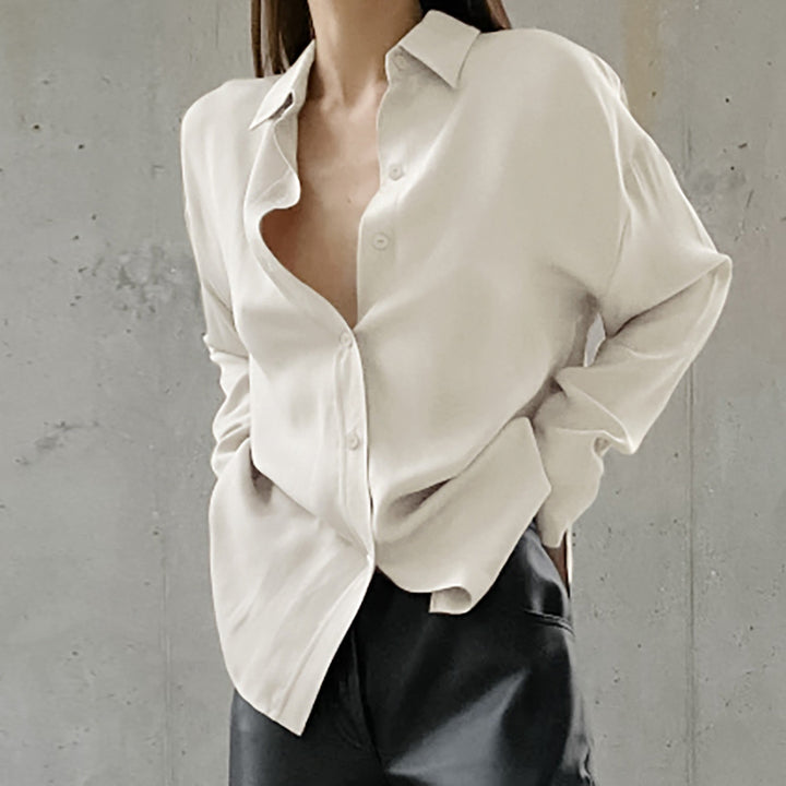 Dame Elegant Bluse med dyb V-udskæring og let satin-finish Stilla