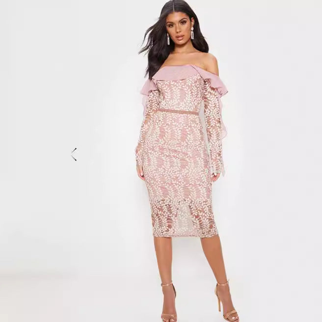 Kvinders figur-omfavnende blondekjole med off-shoulder design og flæsedetaljer Skovae