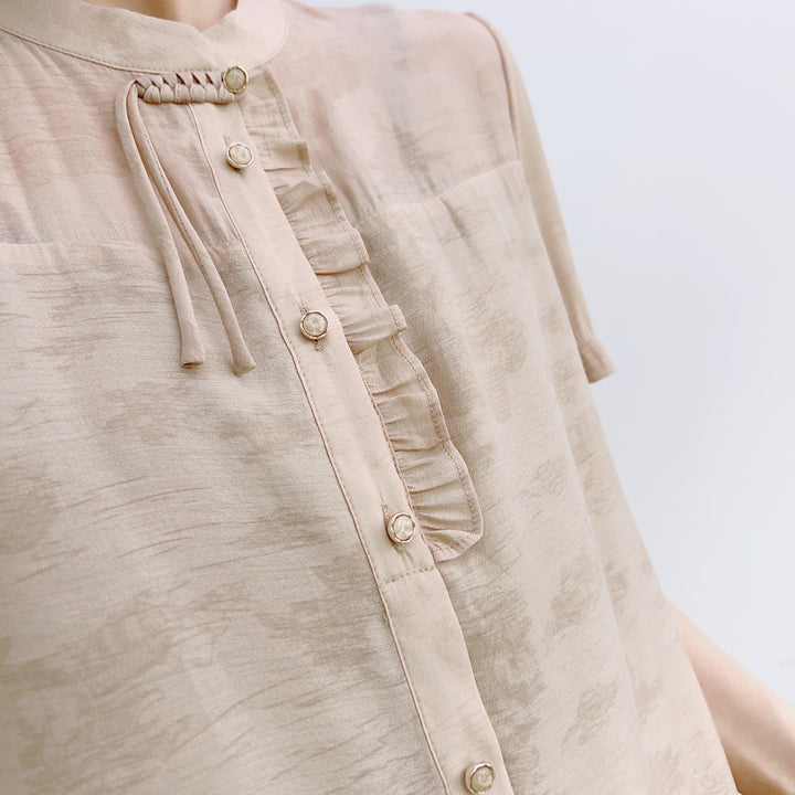 Dame chiffonbluse med elegant høj krave og fine ruffle detaljer Stilla